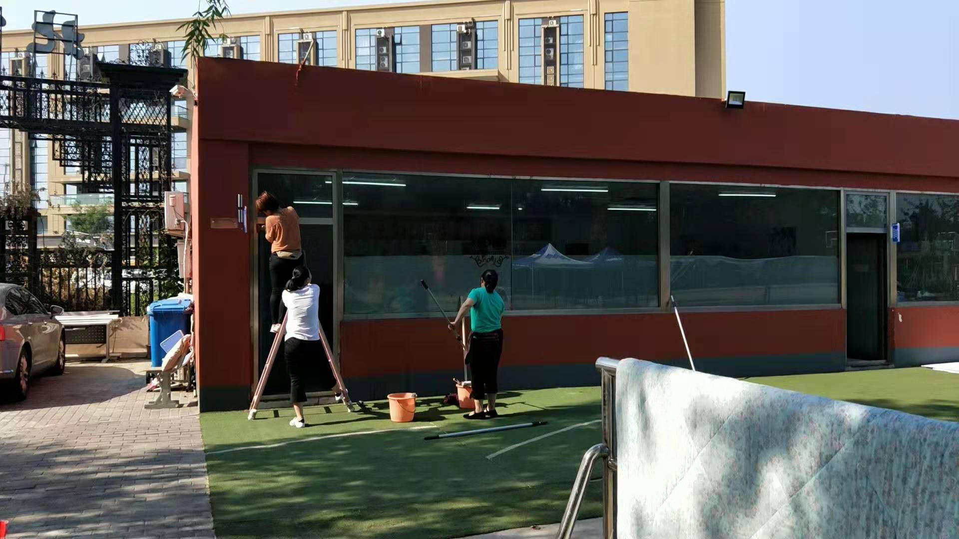 海淀區學校擦玻璃、學院路清洗玻璃北京京運恒通保潔公司